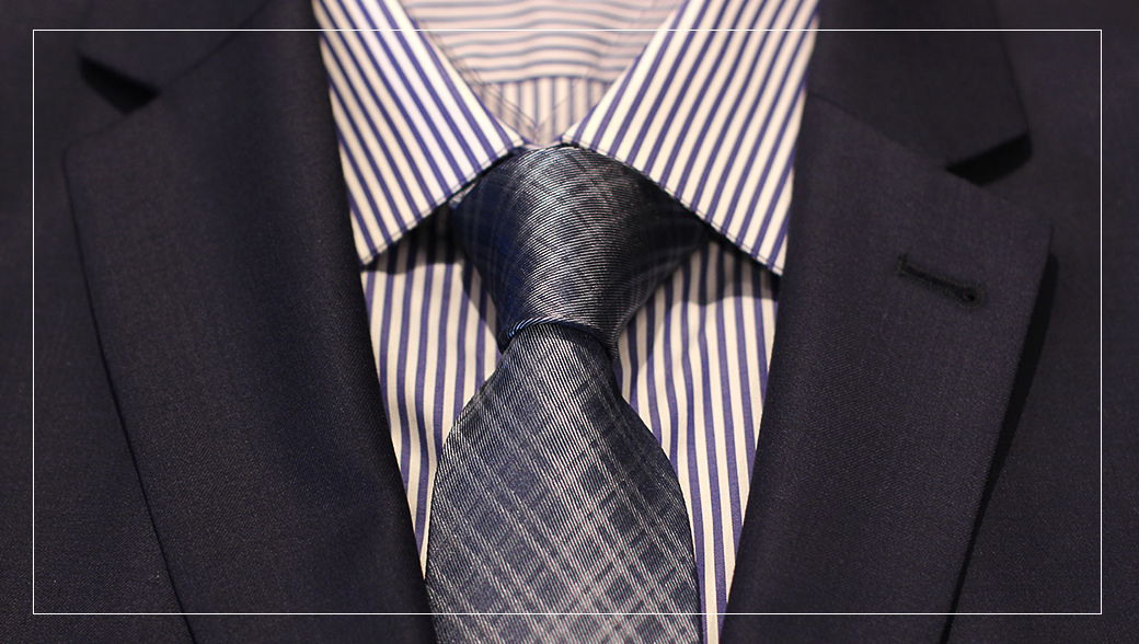 Os mais tradicionais podem apostar na gravata slim em sua versão de 7 cm. Os tons sóbrios e coordenados combinam com ambientes formais.