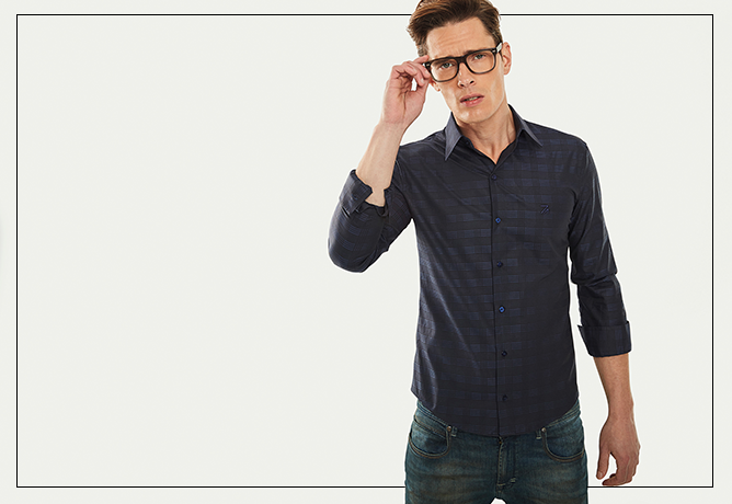 Discreta na mistura de tons sóbrios, a camisa xadrez traz personalidade para a produção com jeans